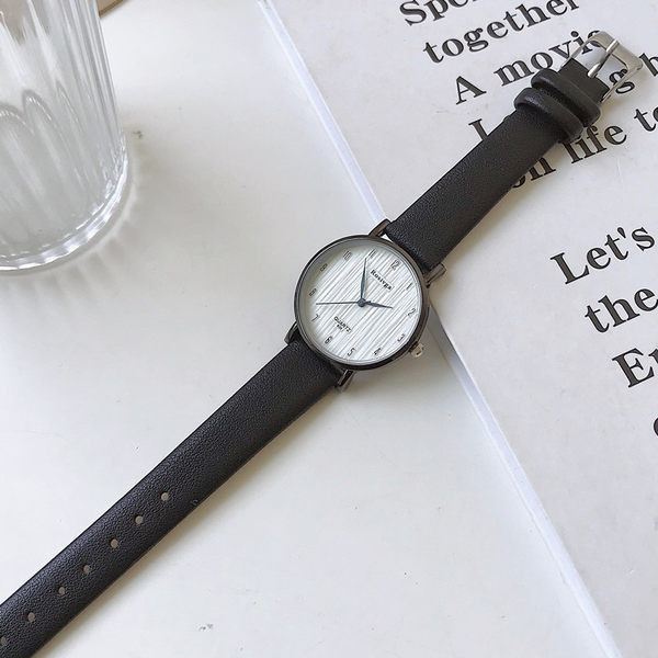 Tavaline ümmarguse sihverplaadiga naiste käekell