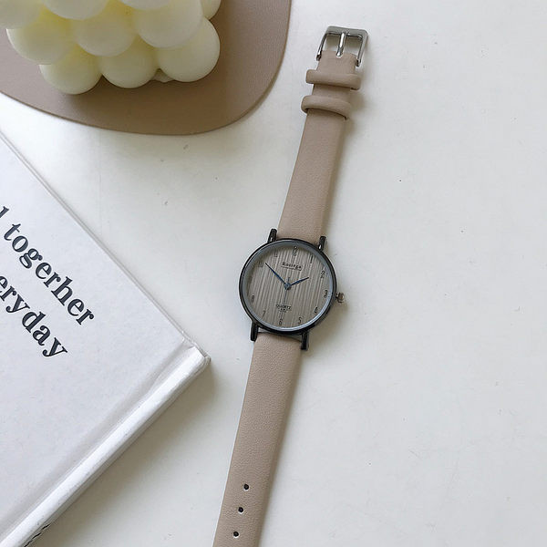 Tavaline ümmarguse sihverplaadiga naiste käekell