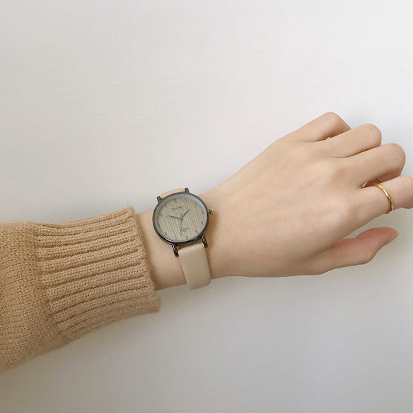 Tavaline ümmarguse sihverplaadiga naiste käekell