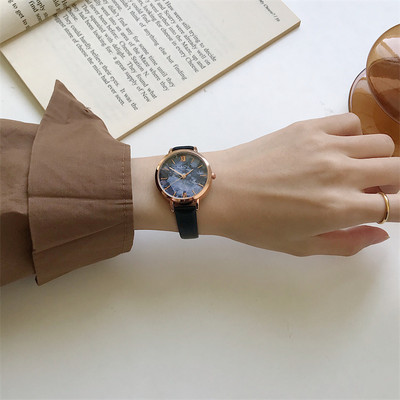 Στρογγυλό γυναικείο ρολόι με λουράκι από έκο δέρμα