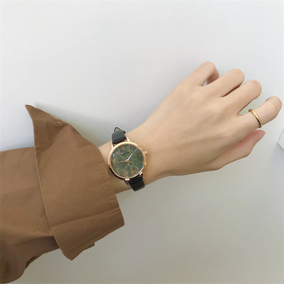 Στρογγυλό γυναικείο ρολόι με λουράκι από έκο δέρμα