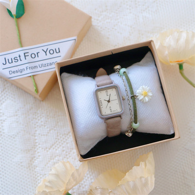 Μικρό γυναικείο ρολόι με ορθογώνιο σχήμα