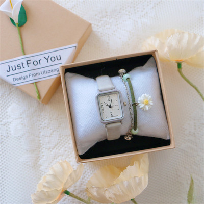 Μικρό γυναικείο ρολόι με ορθογώνιο σχήμα