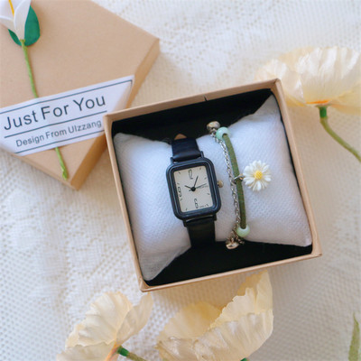 Μικρό γυναικείο ρολόι με ορθογώνιο σχήμα