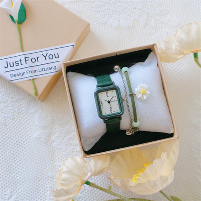 Μικρό γυναικείο ρολόι με ορθογώνιο σχήμα