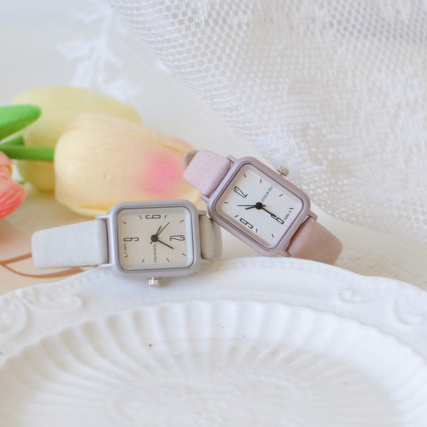 Μικρό γυναικείο ρολόι με ορθογώνιο σχήμα