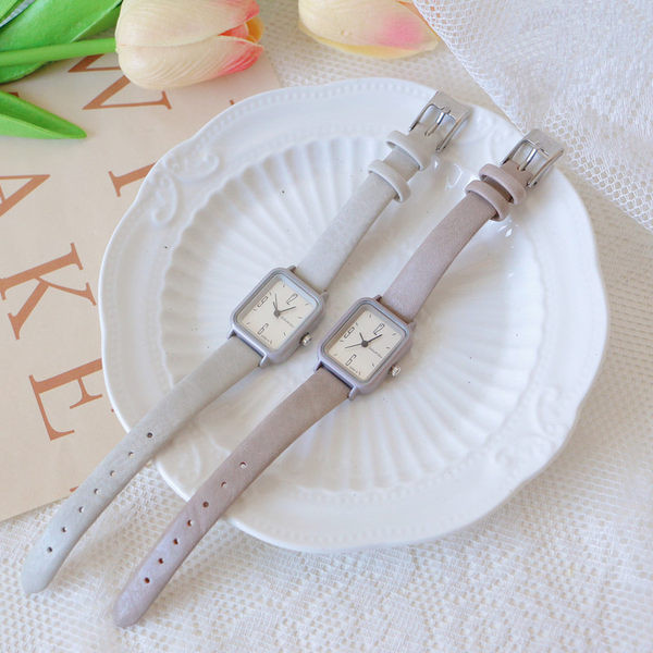 Μικρό γυναικείο ρολόι με ορθογώνιο σχήμα