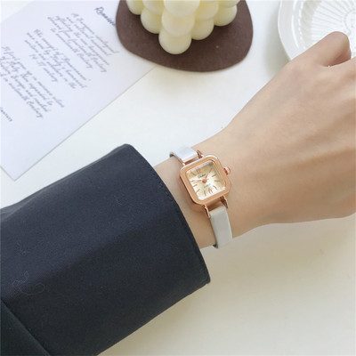 Γυναικείο τετράγωνο ρολόι με λουράκι από συνθετικό δέρμα