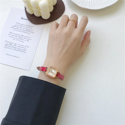 Γυναικείο τετράγωνο ρολόι με λουράκι από συνθετικό δέρμα