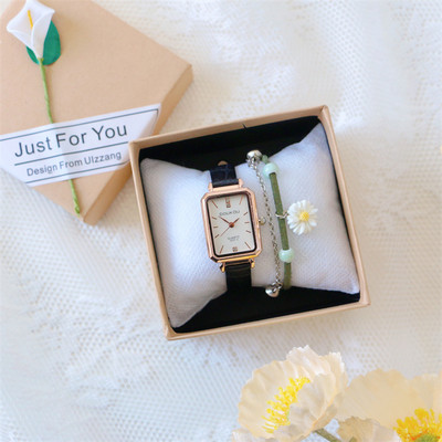 Γυναικείο ρολόι με ορθογώνιο καντράν και βραχιόλι