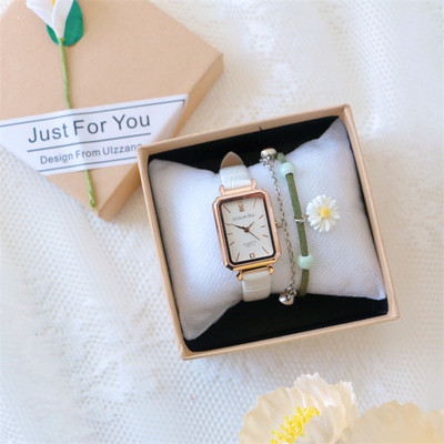 Γυναικείο ρολόι με ορθογώνιο καντράν και βραχιόλι