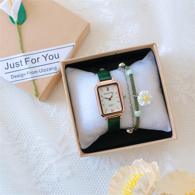 Γυναικείο ρολόι με ορθογώνιο καντράν και βραχιόλι