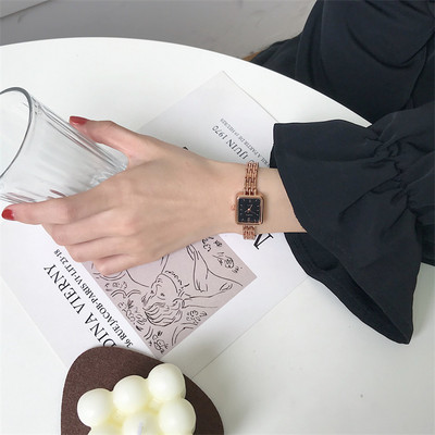 Μοντέρνο γυναικείο τετράγωνο ρολόι