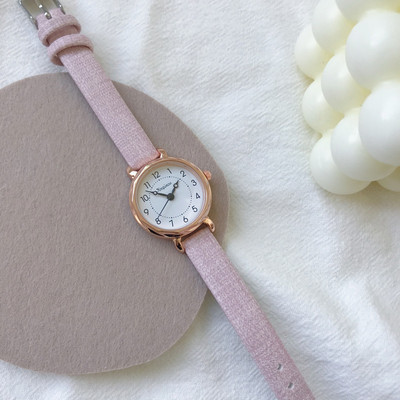 Γυναικείο ρολόι με μικρό στρογγυλό καντράν και δερμάτινα λουράκια