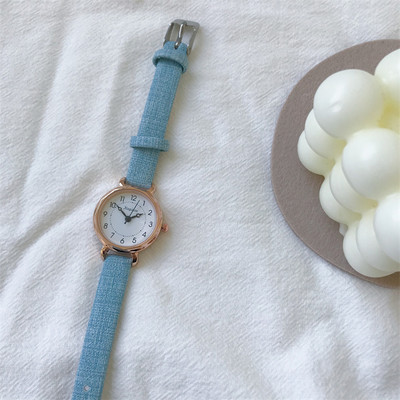 Γυναικείο ρολόι με μικρό στρογγυλό καντράν και δερμάτινα λουράκια