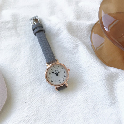 Γυναικείο ρολόι με μικρό στρογγυλό καντράν και δερμάτινα λουράκια