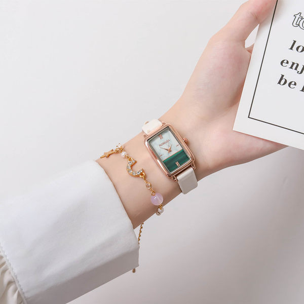 Μοντέρνο ρολόι με δερμάτινο λουράκι - για γυναίκες