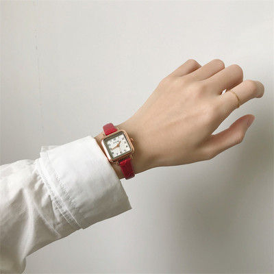 Γυναικείο τετράγωνο ρολόι με λεπτό λουράκι από οικολογικό δέρμα