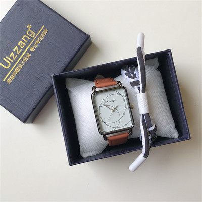 Κομψό τετράγωνο ρολόι