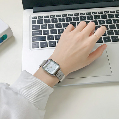 Γυναικείο ρολόι με μεταλλικό λουράκι και τετράγωνο σχήμα