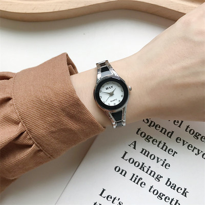 Μοντέρνο γυναικείο ρολόι με μεταλλική αλυσίδα - στρογγυλό σχήμα