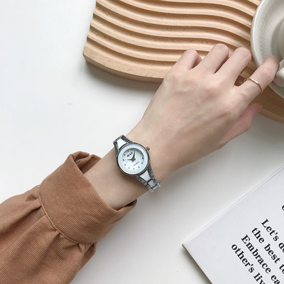 Μοντέρνο γυναικείο ρολόι με μεταλλική αλυσίδα - στρογγυλό σχήμα