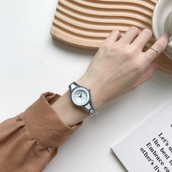 Μοντέρνο γυναικείο ρολόι με μεταλλική αλυσίδα - στρογγυλό σχήμα