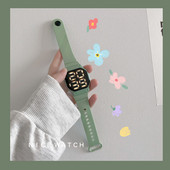 Ηλεκτρονικό γυναικείο ρολόι με τετράγωνο σχήμα και λουράκι σιλικόνης