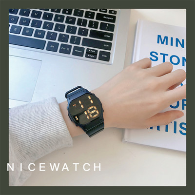 Ηλεκτρονικό γυναικείο ρολόι με τετράγωνο σχήμα και λουράκι σιλικόνης