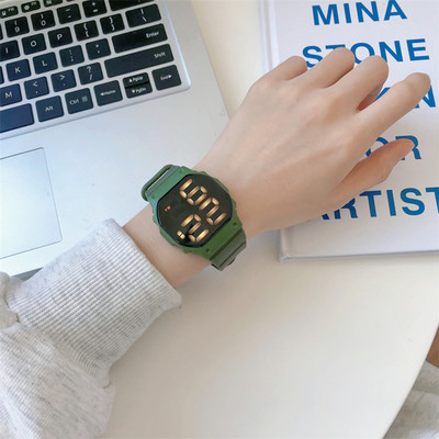 Ηλεκτρονικό γυναικείο ρολόι με τετράγωνο σχήμα και λουράκι σιλικόνης