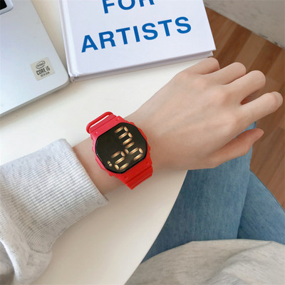 Ηλεκτρονικό γυναικείο ρολόι με τετράγωνο σχήμα και λουράκι σιλικόνης