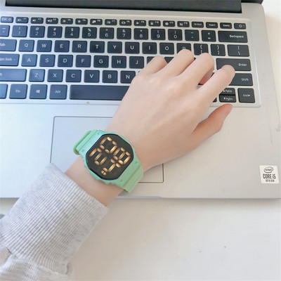 Ηλεκτρονικό γυναικείο ρολόι με τετράγωνο σχήμα και λουράκι σιλικόνης