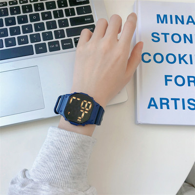 Ηλεκτρονικό γυναικείο ρολόι με τετράγωνο σχήμα και λουράκι σιλικόνης