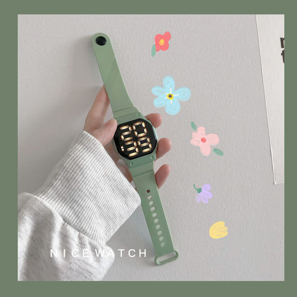 Ηλεκτρονικό γυναικείο ρολόι με τετράγωνο σχήμα και λουράκι σιλικόνης