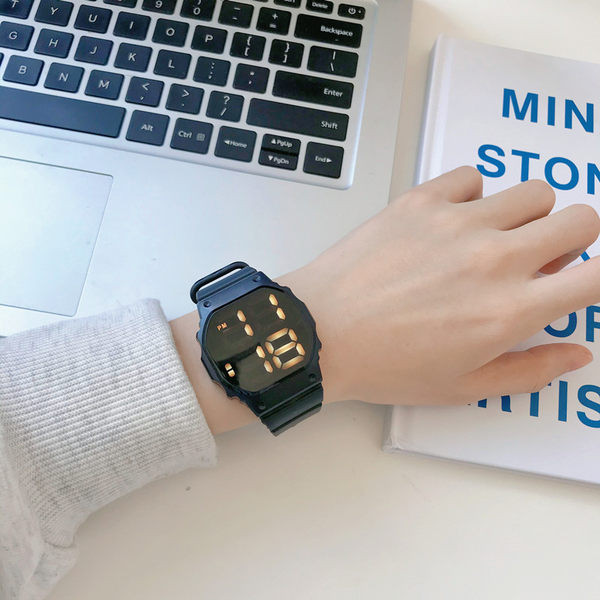 Ηλεκτρονικό γυναικείο ρολόι με τετράγωνο σχήμα και λουράκι σιλικόνης