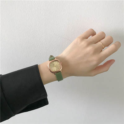 Μικρό τετράγωνο ρολόι με λουράκι από συνθετικό δέρμα