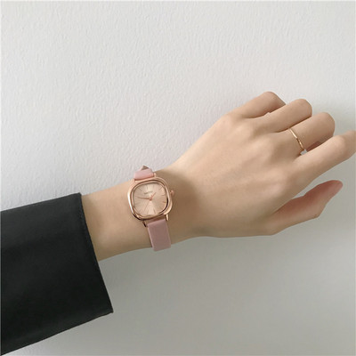 Μικρό τετράγωνο ρολόι με λουράκι από συνθετικό δέρμα