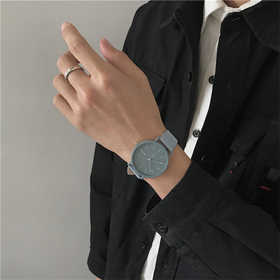 Γυναικείο ρολόι quartz με στρογγυλό σχήμα και λουράκι από συνθετικό δέρμα