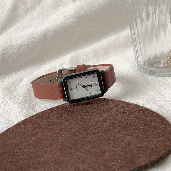 Ženski mali četvrtasti sat s remenom od umjetne kože