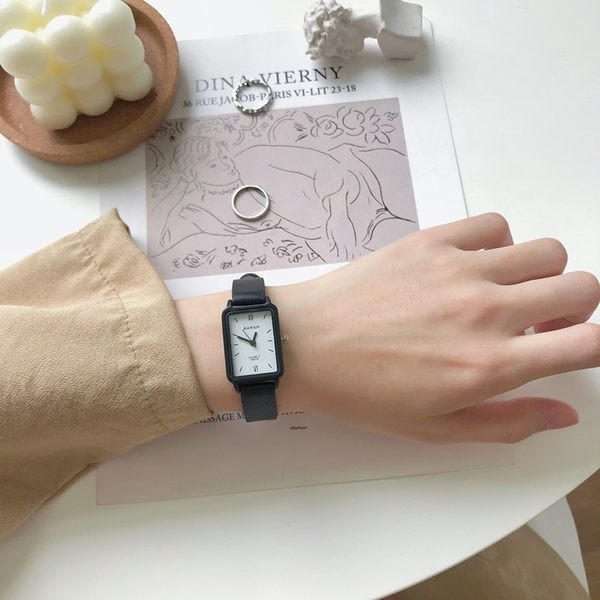 Ženski mali četvrtasti sat s remenom od umjetne kože
