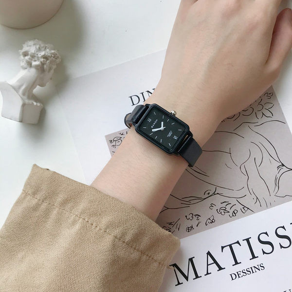 Ženski mali četvrtasti sat s remenom od umjetne kože