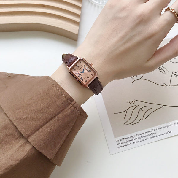 Uus mudel kunstnahast rihmaga naiste käekell