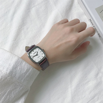 Γυναικείο τετράγωνο ρολόι με λουράκι σιλικόνης