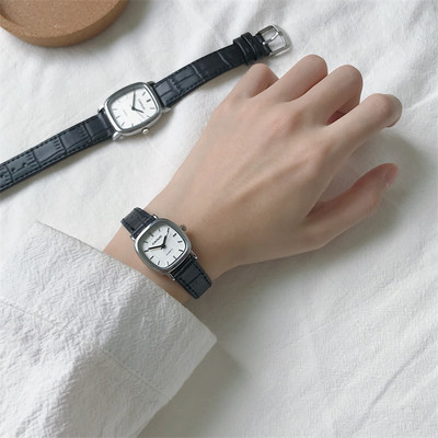 Γυναικείο τετράγωνο ρολόι με λουράκι σιλικόνης