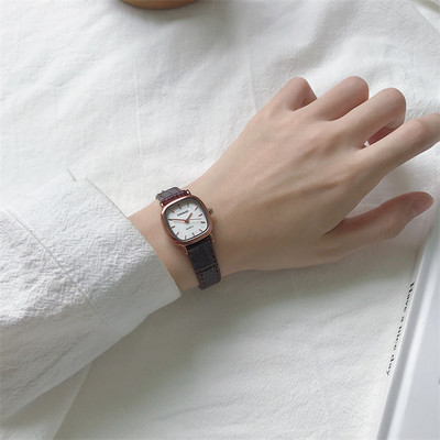 Γυναικείο τετράγωνο ρολόι με λουράκι σιλικόνης