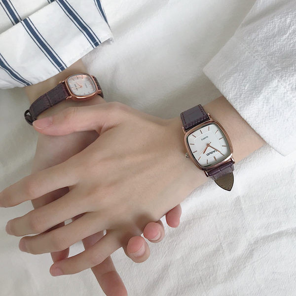 Γυναικείο τετράγωνο ρολόι με λουράκι σιλικόνης