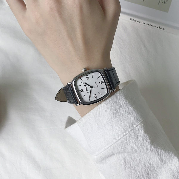 Ženski četvrtasti retro sat od eko kože