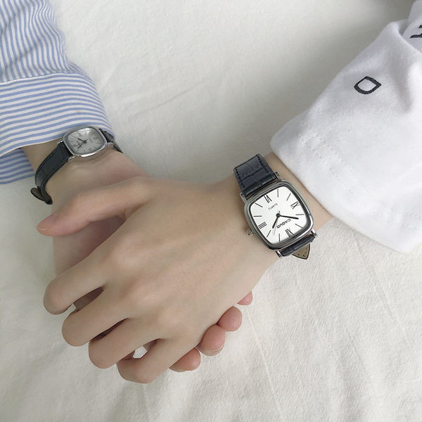 Ženski četvrtasti retro sat od eko kože