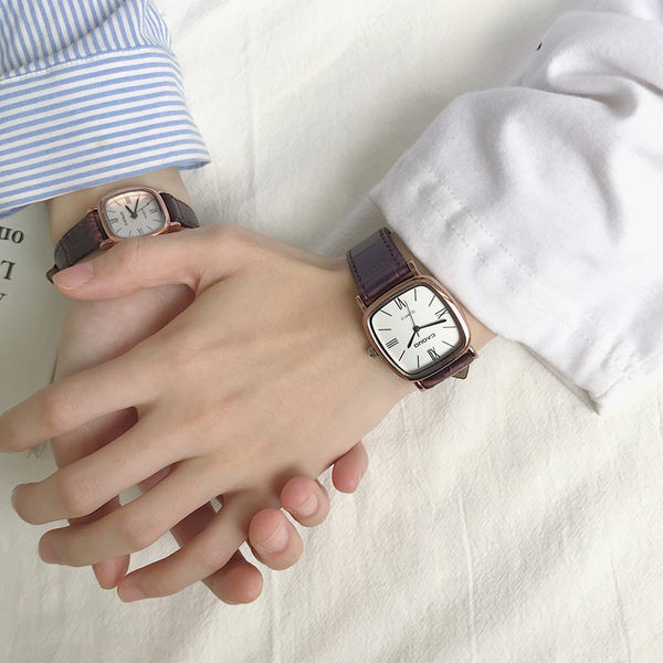 Ženski četvrtasti retro sat od eko kože