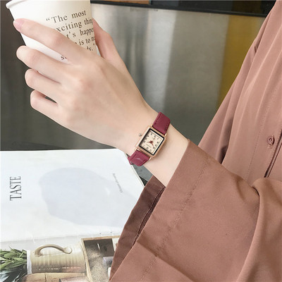 Γυναικείο τετράγωνο ρολόι με λουράκι από συνθετικό δέρμα